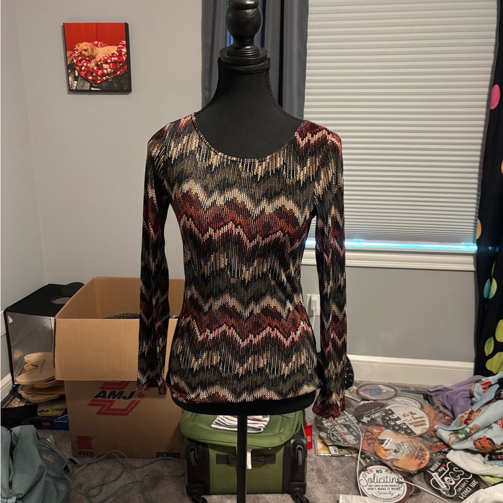 Fitted Graphic Blouse with Long Sleeves in Brown and Black